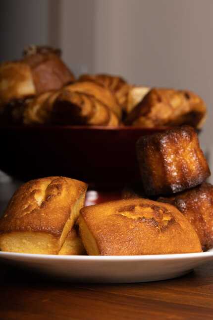 Un ensemble de patisseries posée sur une assiette